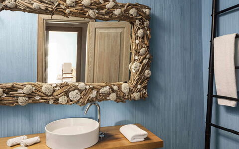 Villa Pinta: Spiegel, Natürliches Material, Armatur, Zapfhahn, Zimmerpflanze, Badezimmer, Noch Leben Fotografie, Handtuch, Installation, Blumentopf