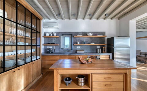 Villa Virgil: Möbel, Interior Design, Küche, Holz, Flooring, Regal, Cabinetry, Countertop, Decke, Regale