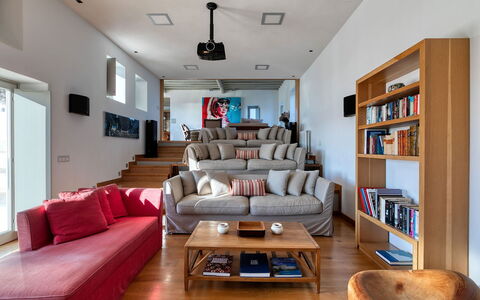 Villa Virgil: Möbel, Interior Design, Couch, Flooring, Fussboden, Holz, Wohnzimmer, Zimmer, Decke, Wohnung