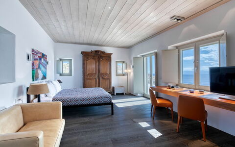 Villa Virgil: Möbel, Interior Design, Flooring, Fussboden, Schlafzimmer, Bett, Decke, Holz, Zimmer, Beleuchtung