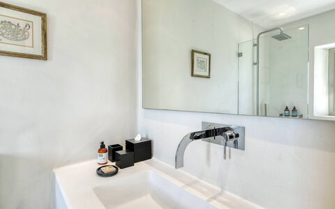 Villa Virgil: Badezimmer, Armatur, Wand, Interior Design, Zapfhahn, Spiegel, Installation, Flooring, Sinken, Beleuchtung