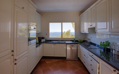 Baloo: Küche, Countertop, Küchengerät, Cabinetry, Interior Design, Flooring, Möbel, Major Appliance, Holz, Fussboden