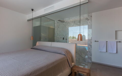 Baloo: Bett, Möbel, Interior Design, Schlafzimmer, Flooring, Fussboden, Wand, Holz, Bedding, Decke