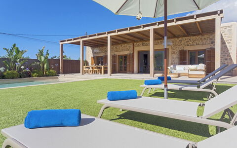 Villa Allegra: Schwimmbad, Resort, Schatten, Gartenmöbel, Verbundwerkstoff, Eco Hotel, Estate, Freizeit, Stuhl, Landscaping