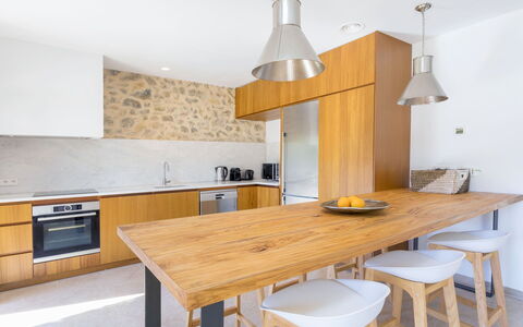 Villa Allegra: Möbel, Küche, Countertop, Interior Design, Flooring, Cabinetry, Fussboden, Küchengerät, Holz, Decke