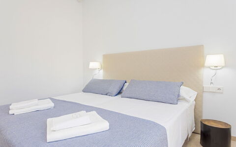 Villa Allegra: Möbel, Interior Design, Fussboden, Schlafzimmer, Flooring, Bett, Bedding, Bettdecke, Zimmer, Bettrahmen