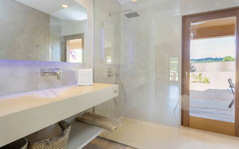 Villa Allegra: Flooring, Armatur, Fussboden, Interior Design, Decke, Badezimmer, Zapfhahn, Installation, Sinken, Light Fixture