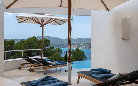 Villa Tagada: Möbel, Gartenmöbel, Stuhl, Regenschirm, Schatten, Küsten Und Ozeanische Forms, Meer, Resort, Ozean, Tisch Im Freien