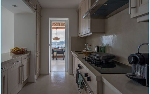 Villa Tagada: Countertop, Küche, Interior Design, Cabinetry, Flooring, Küchengerät, Möbel, Beleuchtung, Armatur, Sinken
