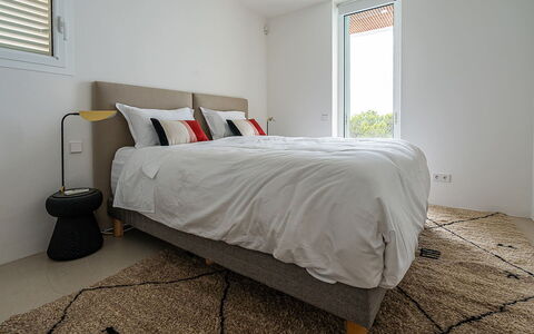 Villa Tagada: Schlafzimmer, Bett, Bedding, Bettdecke, Linens, Möbel, Bettrahmen, Interior Design, Flooring, Fussboden