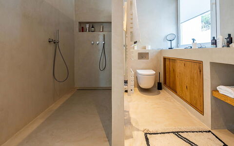 Villa Tagada: Flooring, Fussboden, Wand, Armatur, Badezimmer, Interior Design, Holz, Zapfhahn, Bad Sink, Decke