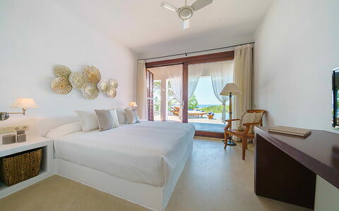Villa Francisca: Möbel, Bett, Interior Design, Holz, Flooring, Fussboden, Schlafzimmer, Decke, Beleuchtung, Bedding