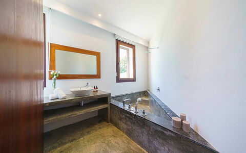 Villa Francisca: Flooring, Holz, Fussboden, Interior Design, Armatur, Decke, Beleuchtung, Zapfhahn, Badezimmer, Installation