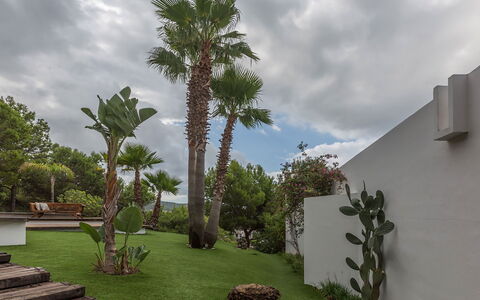 Villa Francisca: Strauch, Garten, Gehölz, Landscaping, Schatten, Rasen, Garten, Hinterhof, Eco Hotel