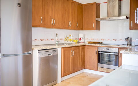 Villa Sharon: Küche, Küchengerät, Countertop, Cabinetry, Major Appliance, Flooring, Möbel, Holz, Spüle, Interior Design