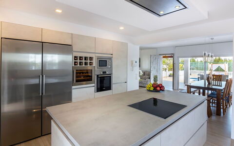 Villa Sabor: Küche, Countertop, Flooring, Küchengerät, Möbel, Interior Design, Fussboden, Cabinetry, Major Appliance, Holz