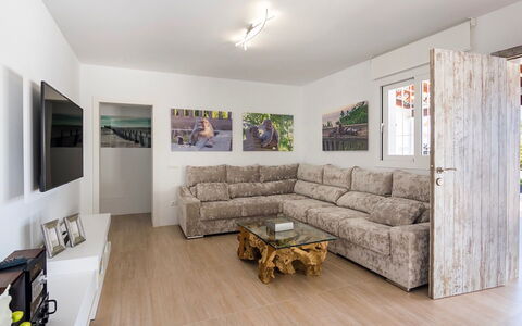 Villa Sabor: Interior Design, Flooring, Möbel, Fussboden, Couch, Holz, Decke, Zimmer, Wohnzimmer, Wohnung
