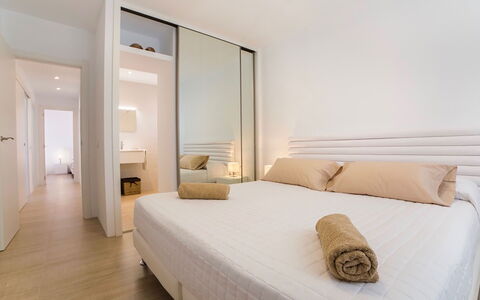 Villa Sabor: Interior Design, Möbel, Bett, Flooring, Wand, Schlafzimmer, Fussboden, Holz, Decke, Zimmer