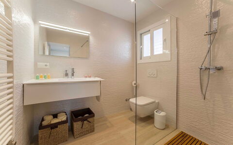 Villa Sabor: Flooring, Badezimmer, Wand, Fussboden, Interior Design, Armatur, Badezimmerschrank, Decke, Installation, Beleuchtung