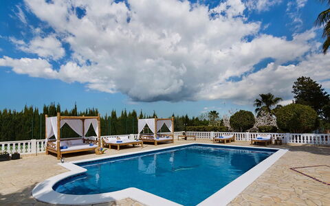Villa Sabor: Blau, Schwimmbad, Freizeit, Möbel, Resort, Schatten, Gartenmöbel, Eco Hotel, Stuhl, Water Feature