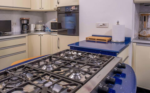 Villa Grazia: Küchengerät, Küche, Herd, Major Appliance, Gasherd, Herd, Haushaltsgerät, Countertop, Cooktop, Cabinetry