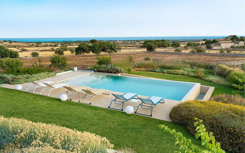 Villa Bel Prato: Blau, Schwimmbad, Gartenmöbel, Resort, Grundstueck, Garten, Schatten, Stuhl, Eco Hotel, Sonnenliege