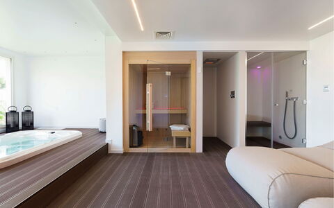 Villa Bel Prato: Interior Design, Flooring, Fussboden, Holz, Decke, Möbel, Zimmer, Beleuchtung, Bett, Schlafzimmer