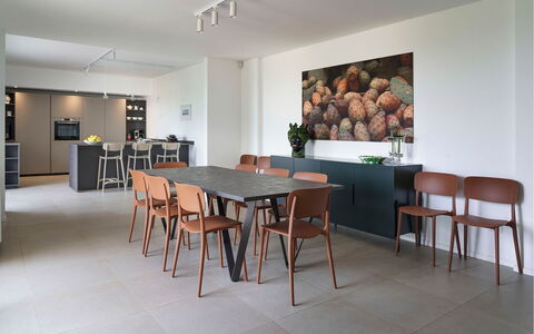 Villa Bel Prato: Möbel, Flooring, Interior Design, Fussboden, Wand, Esszimmer, Stuhl, Holz, Tabelle, Küche & Esszimmer Tisch