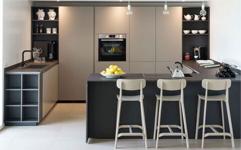 Villa Bel Prato: Möbel, Küche, Küchengerät, Interior Design, Countertop, Cabinetry, Haushaltsgerät, Barhocker, Major Appliance, Flooring