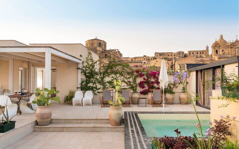 Sibilla: Wohnung, Blumentopf, Zimmerpflanze, Hotel, Hof, Balkon, Villa