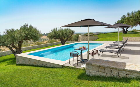 Green Hill: Schwimmbad, Blau, Gartenmöbel, Resort, Sonnenliege, Verbundwerkstoff, Estate, Eco Hotel, Garten, Landscaping