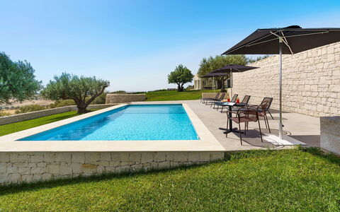 Green Hill: Schwimmbad, Blau, Verbundwerkstoff, Resort, Flagstone, Estate, Garten, Landscaping, Gartenmöbel, Bauernhaus