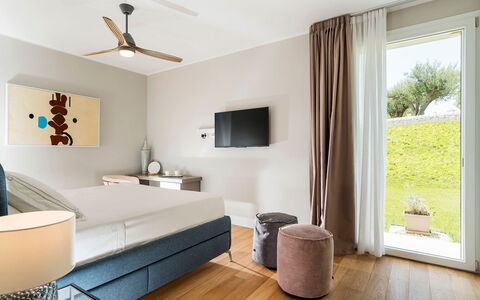 Green Hill: Möbel, Interior Design, Flooring, Bett, Fussboden, Holz, Zimmer, Decke, Zuhause, Schlafzimmer