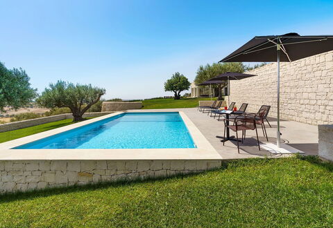 Green Hill: Schwimmbad, Blau, Verbundwerkstoff, Resort, Flagstone, Estate, Garten, Landscaping, Gartenmöbel, Bauernhaus
