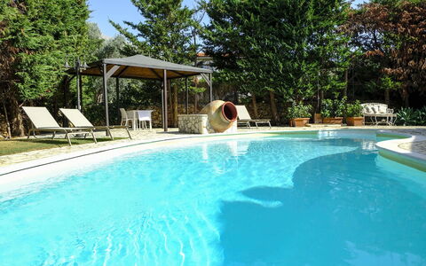 Villa Virna: Schwimmbad, Gartenmöbel, Resort, Regenschirm, Eco Hotel, Schatten, Freizeit, Thermae, Hazienda, Hinterhof