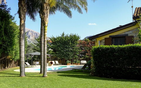Villa Virna: Schwimmbad, Resort, Eco Hotel, Schatten, Hazienda, Garten, Rasen, Estate, Landscaping