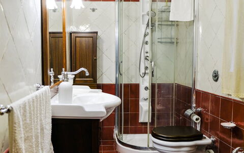 Villa Virna: Badezimmer, Bad Sink, Armatur, Interior Design, Sinken, Flooring, Fussboden, Zapfhahn, Zimmer, Installation