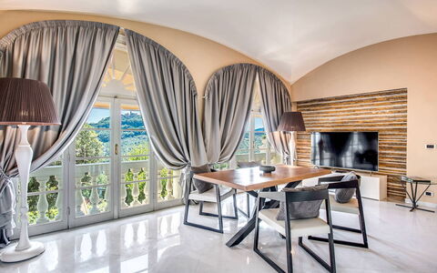 Villa la Brezza: Möbel, Interior Design, Couch, Flooring, Fussboden, Beleuchtung, Wohnzimmer, Tabelle, Decke, Zuhause