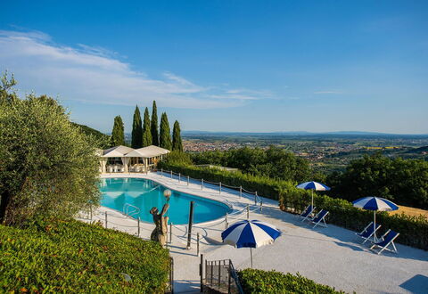 Villa la Brezza: Schwimmbad, Resort, Gartenmöbel, Eco Hotel, Landscaping, Hazienda, Ferienort, Villa, Hotel
