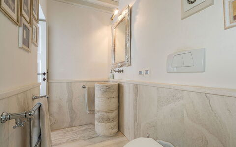 Villa Chianti: Flooring, Armatur, Fussboden, Interior Design, Zapfhahn, Installation, Fliese, Badezimmer, Sinken, Marmor