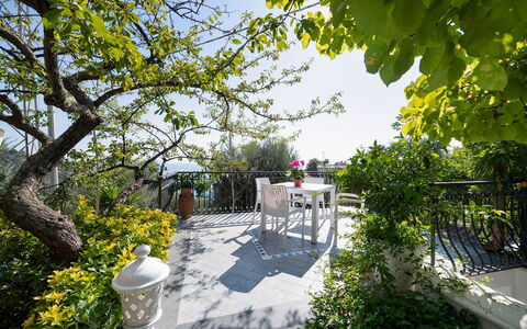 Villa Eva: Möbel, Stuhl, Frühling, Garten, Schatten, Gartenmöbel, Blumentopf, Landscaping, Garten