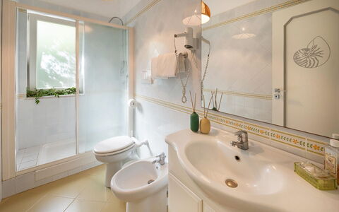 Villa Eva: Interior Design, Flooring, Fussboden, Armatur, Badezimmer, Zimmer, Decke, Beleuchtung, Sinken, Zapfhahn