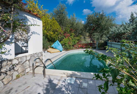 Villa Eva: Blau, Schwimmbad, Garten, Hinterhof, Schatten, Water Feature, Landscaping, Gartenmöbel, Resort, Eco Hotel