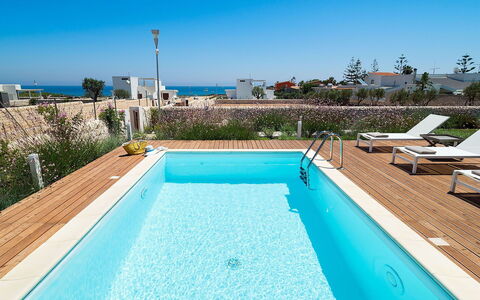 Villa Matilde: Schwimmbad, Resort, Verbundwerkstoff, Eco Hotel, Gartenmöbel, Hotel, Schatten, Sonnenliege, Villa