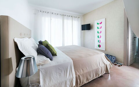 Villa Matilde: Möbel, Bett, Interior Design, Bedding, Schlafzimmer, Wand, Fussboden, Bettdecke, Flooring, Zimmer