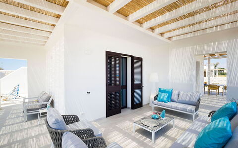 Thyme: Fussboden, Flooring, Resort, Schatten, Stuhl, Design, Gartenmöbel, Balkon, Hotel, Villa