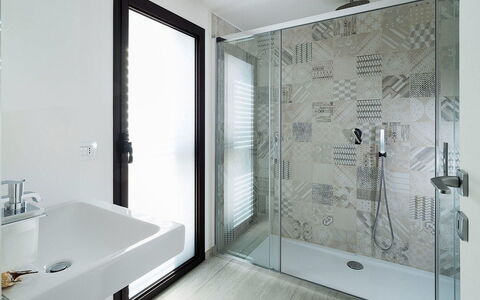 Rosemary: Badezimmer, Armatur, Interior Design, Flooring, Fussboden, Dusche, Zapfhahn, Installation, Duschkopf, Fliese