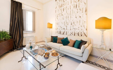 Dimora Simona: Möbel, Interior Design, Wand, Flooring, Fussboden, Couch, Holz, Zimmer, Decke, Wohnzimmer