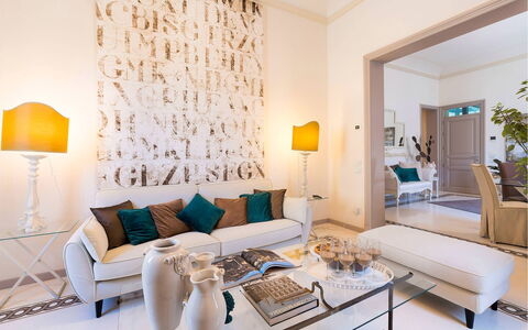 Dimora Simona: Möbel, Interior Design, Wand, Couch, Flooring, Wohnzimmer, Fussboden, Zimmer, Decke, Tabelle