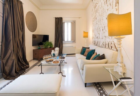 Dimora Simona: Möbel, Interior Design, Flooring, Fussboden, Tabelle, Wohnzimmer, Zimmer, Couch, Textil, Decke